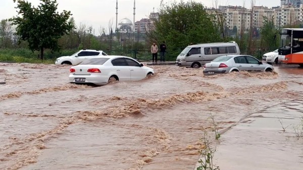 Süper Hücre Fırtına Can Aldı! İki İlde Eğitime Ara Verildi